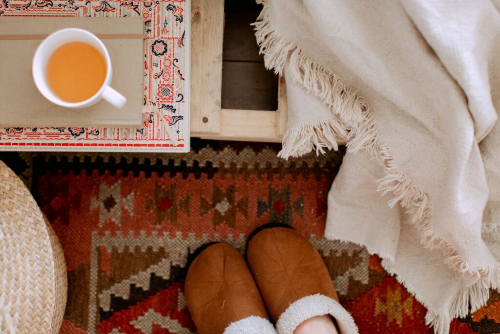Tasse de thé, plaid et chaussons douillets pour l'hiver