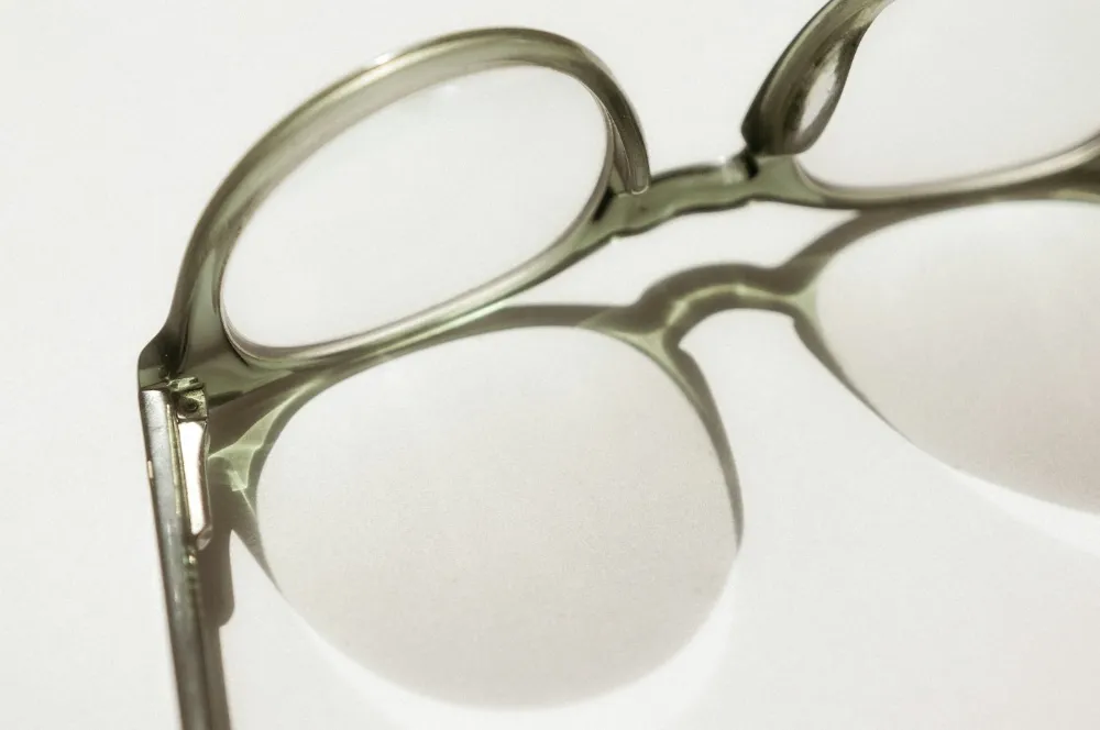 Paire de lunettes posée sur une table claire