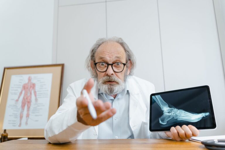 Médecin montrant un examen sur une tablette lors d'une consultation