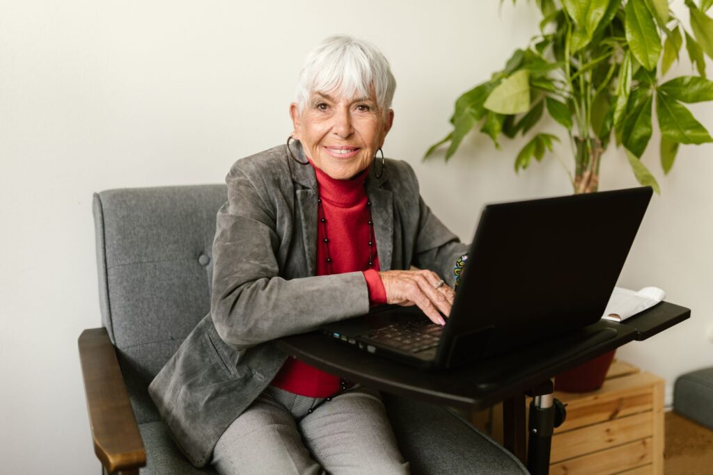 Femme âgée consultant un ordinateur portable