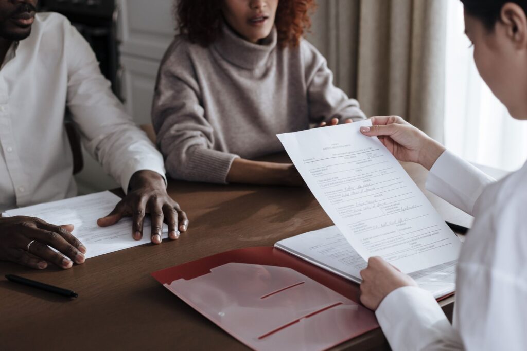 Personne âgée lisant un contrat avec un conseiller