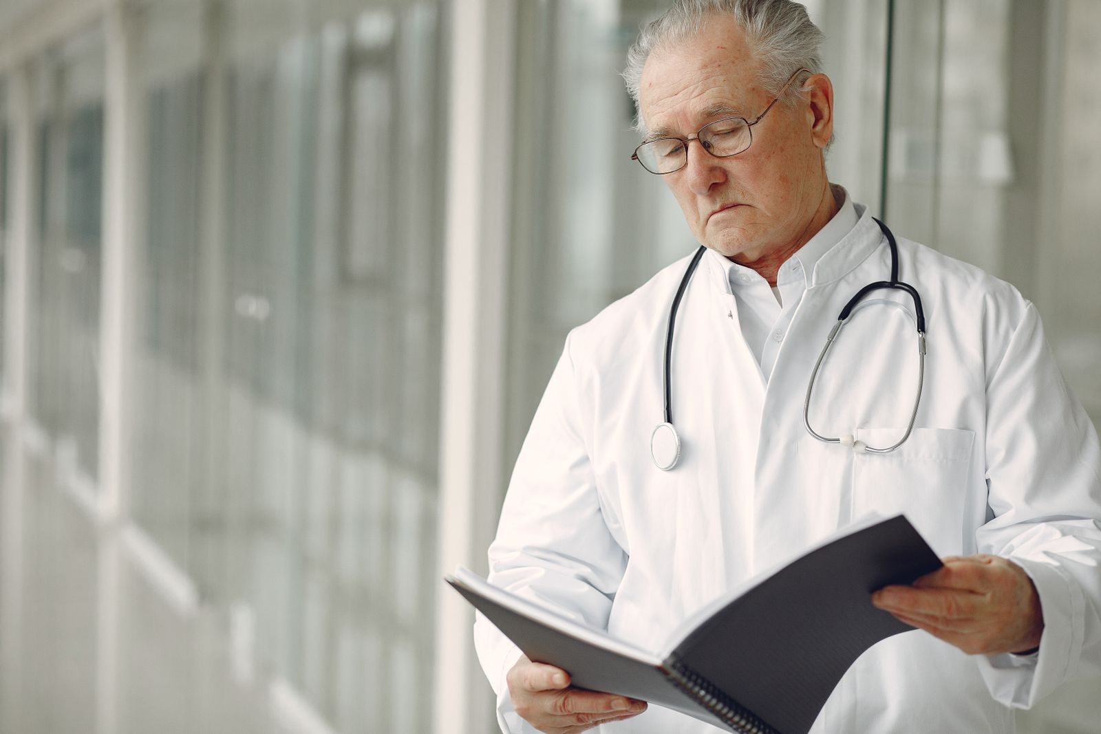 Médecin lisant attentivement un compte rendu médical