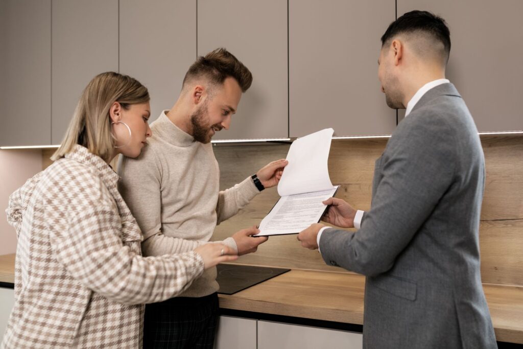 Couple examinant des documents avec un conseiller