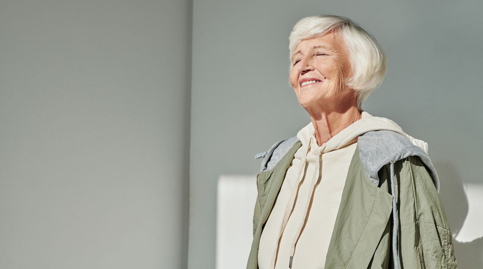 Femme âgée souriante dans un intérieur lumineux