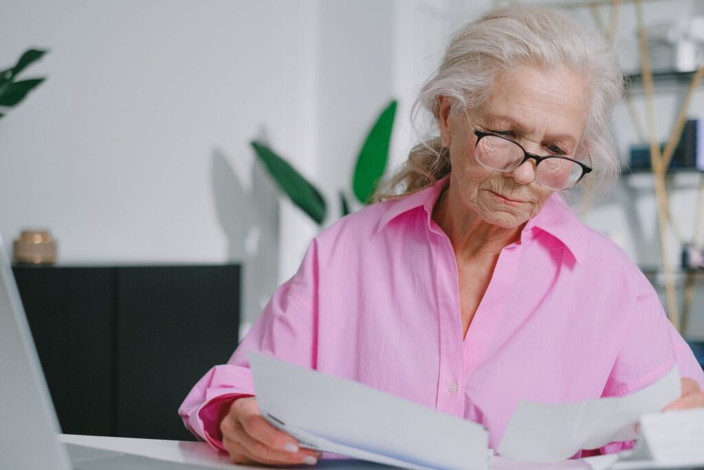 Femme âgée relisant ses factures