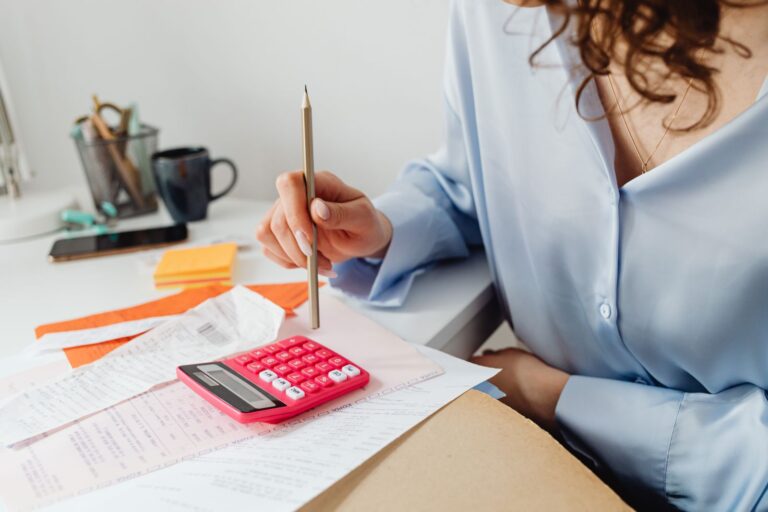 Femme calculant ses dépenses à son bureau