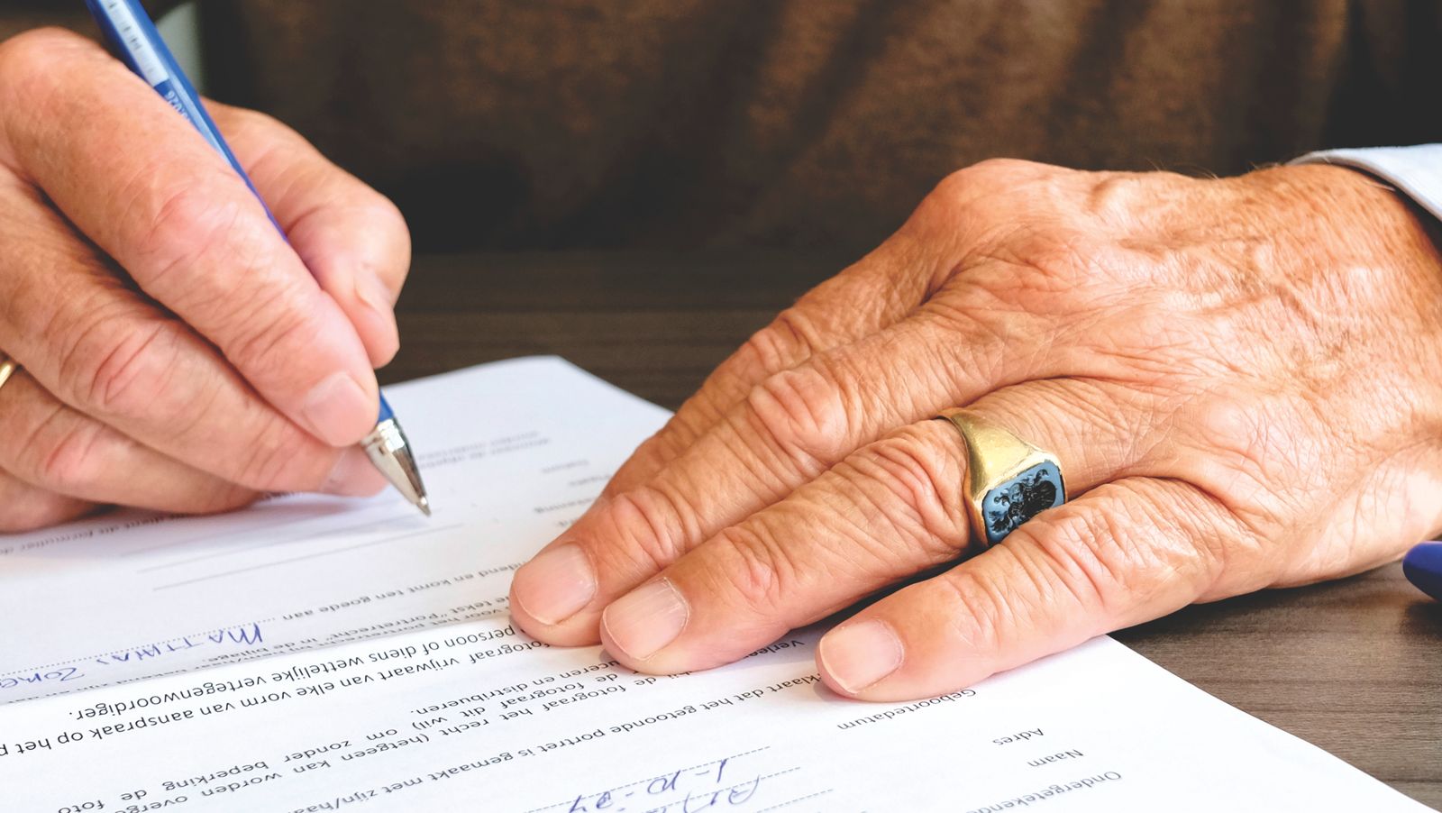 Personne âgée signant un document