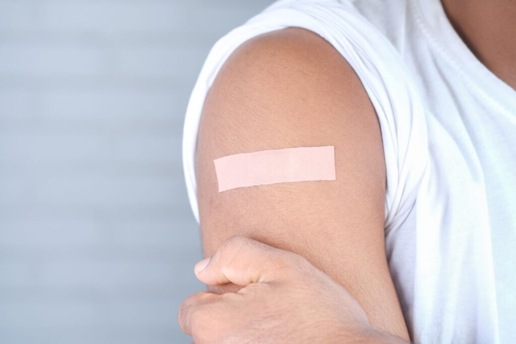 Bras avec un pansement après une vaccination